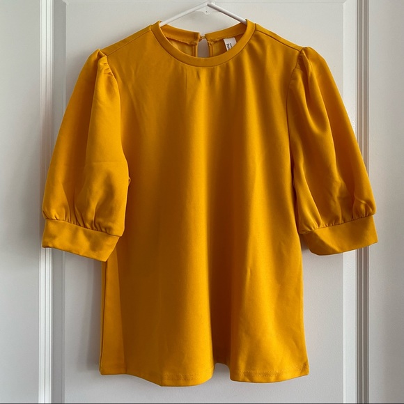 NWOT 🌻 Puff-sleeve blouse - Picture 3 of 9